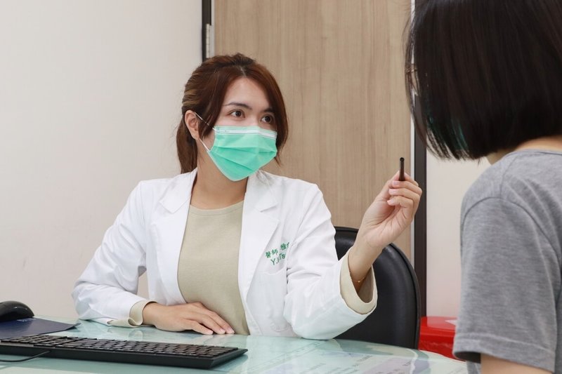 仁愛長庚合作聯盟醫院皮膚科與美容醫學中心醫師蔡雅雯(圖)強調,民眾皮膚出現斑點,針對不同類型的斑點,治療策略截然不同。(民眾提供)中央社記者趙麗妍傳真 114年2月24日