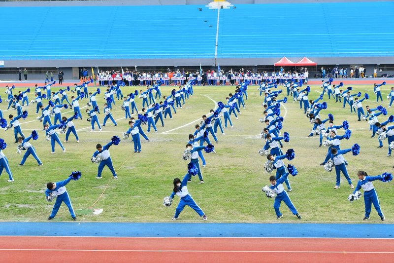 彰化縣中小學聯合運動會24日起至27日在縣立體育場舉行，來自全縣221所學校的2000多名選手參賽，並由彰化市民生國小學生在開幕式上表演大會舞。（彰縣府提供）中央社記者吳哲豪傳真  114年2月24日