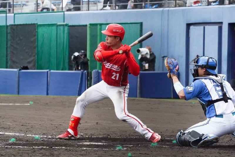 中華職棒味全龍隊24日在日本沖繩名護市營棒球場出戰北海道日本火腿鬥士隊，為新球季備戰，龍隊李凱威（中）單場2打數2安打、並選到2次保送。（味全龍隊提供）中央社記者楊啟芳傳真  114年2月24日