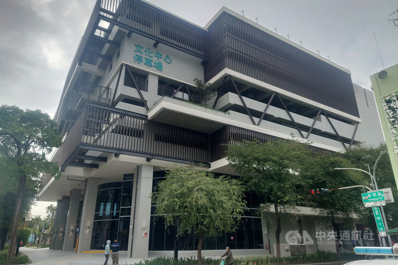 台南文化中心立體停車場24日啟用,為地上8層、地下1層多目標立體停車場,整體設計垂直綠化串聯生態綠帶。中央社記者楊思瑞攝 114年2月24日
