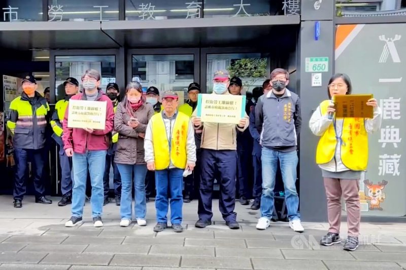 多名勞工和勞團24日在桃園市勞工教育大樓前，抗議商合行股份有限公司，主管在員工下班後，持續在通訊軟體要員工協助排除工作問題又沒給加班，除大喊捍衛勞工離線權，並要求桃園市政府查明依法裁罰。中央社記者吳睿騏桃園攝  114年2月24日