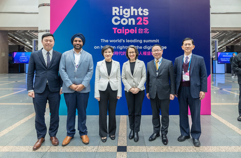 行政院副院長鄭麗君(左3)24日出席「RightsCon全球數位人權大會」開幕式時表示,感謝讓台灣有機會和全球分享正在推動中的數位治理「台灣模式」,台灣也自我期許能成為東亞民主燈塔。(總統府提供)中央社記者溫貴香傳真 114年2月24日