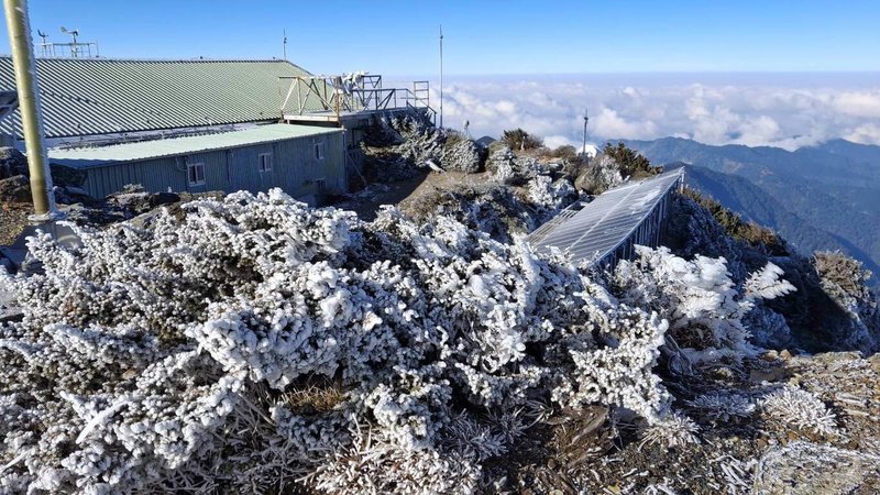 中央氣象署表示,玉山北峰24日凌晨5時許最低溫為攝氏零下5.2度,上午8時許回升至2.8度,並未降雪,但已有霧淞。(氣象署提供)中央社記者張雄風傳真 114年2月24日