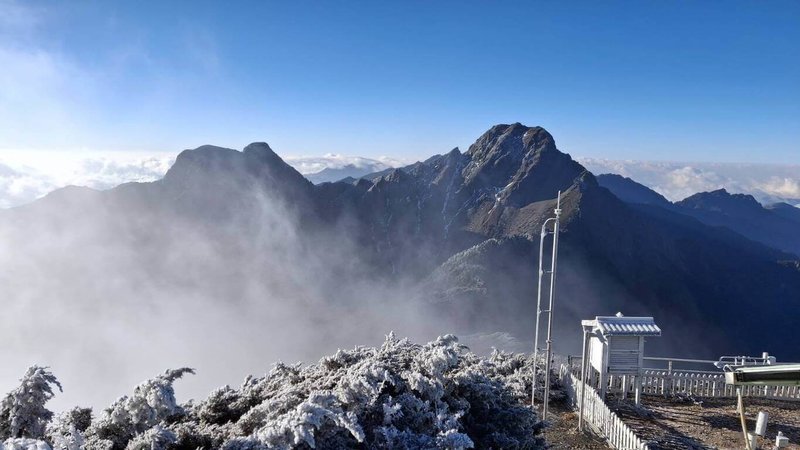 冷氣團發威,中央氣象署表示,玉山北峰24日凌晨5時許最低溫為攝氏零下5.2度,上午8時許回升至2.8度,並未降雪,但有出現霧淞。(氣象署提供)中央社記者張雄風傳真 114年2月24日