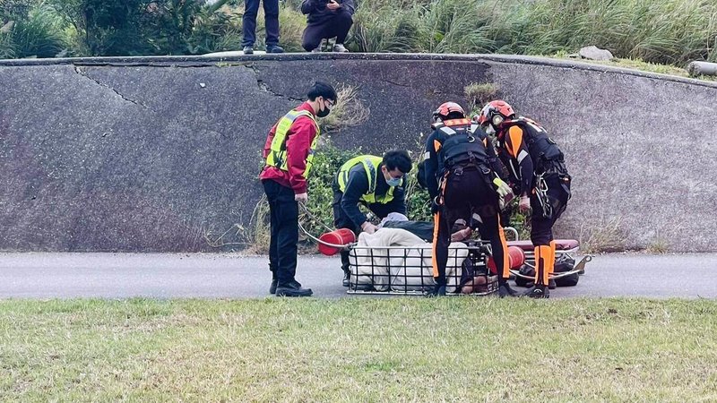 台籍漁船全良發號CT4-2090向消防單位求援,48歲印尼籍船員身體不適疑似中風,花蓮空勤24日成功吊掛船員,降落德興棒球場後,由救護車轉送醫院治療。(空中勤務總隊提供)中央社記者李先鳳傳真 114年2月24日