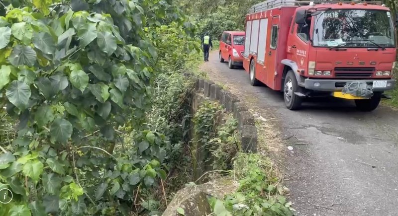 52歲黃男駕駛小貨車24日行經花蓮縣瑞穗鄉加納納至法淖部落產業道路與普通重機相撞，32歲黃姓男騎士摔落山谷，警消獲報救起送醫不治。（民眾提供）中央社記者李先鳳傳真  114年2月24日