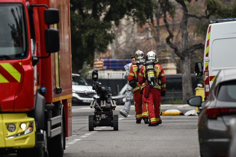 俄國駐馬賽總領事館24日被投擲爆炸裝置，消防隊帶著排雷機器人抵達領事館。（法新社）