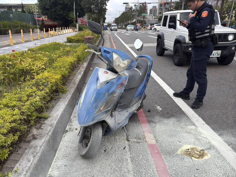 苗栗縣吳姓男子酒後騎車遭警方攔查，酒測值超標，竟踹倒機車又引燃機車油箱洩憤，員警緊急呼叫支援，並經附近民眾協助以滅火器撲滅火勢，隨後吳男被依公共危險罪嫌送辦。（民眾提供）中央社記者管瑞平傳真 114年2月25日