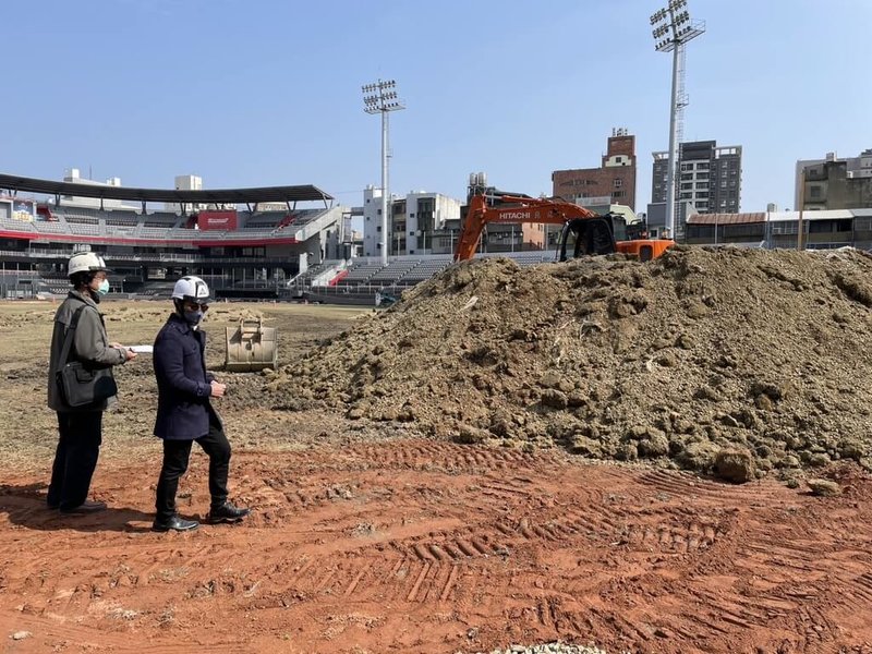 媒體報導，新竹市立棒球場外野開挖發現建築廢棄物，涉違反廢棄物清理法等，新竹地檢署25日與相關單位前往現場會勘。（新竹地檢署提供）中央社記者郭宣彣傳真 114年2月25日