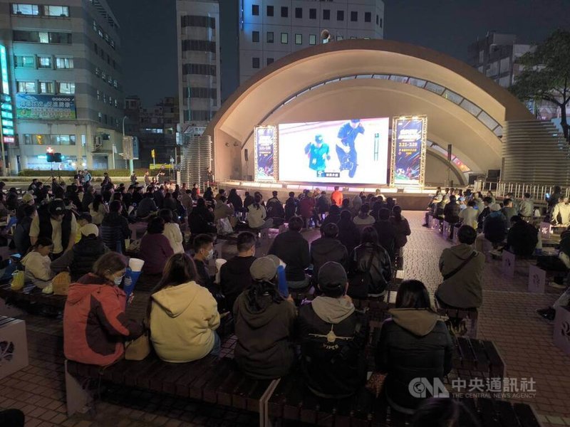 世界棒球經典賽資格賽(WBCQ)台灣隊25日晚間決戰西班牙隊,嘉義市政府在中正公園設置戶外轉播應援,民眾到場一同為台灣隊加油打氣。 中央社記者姜宜菁攝 114年2月25日