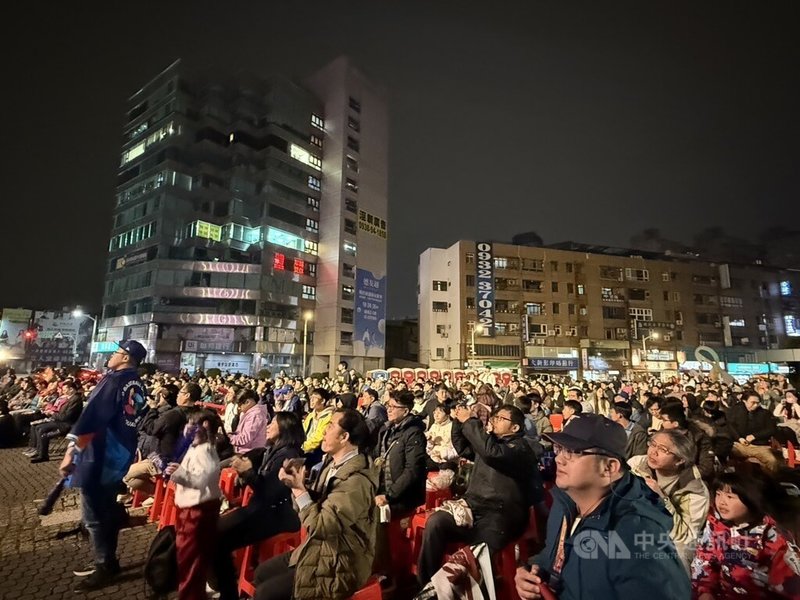 桃園市政府25日晚間在府前廣場舉辦世界棒球經典賽資格賽(WBCQ)直播活動,大批民眾到場替台灣球員加油集氣,場面熱鬧。中央社記者葉臻攝 114年2月25日