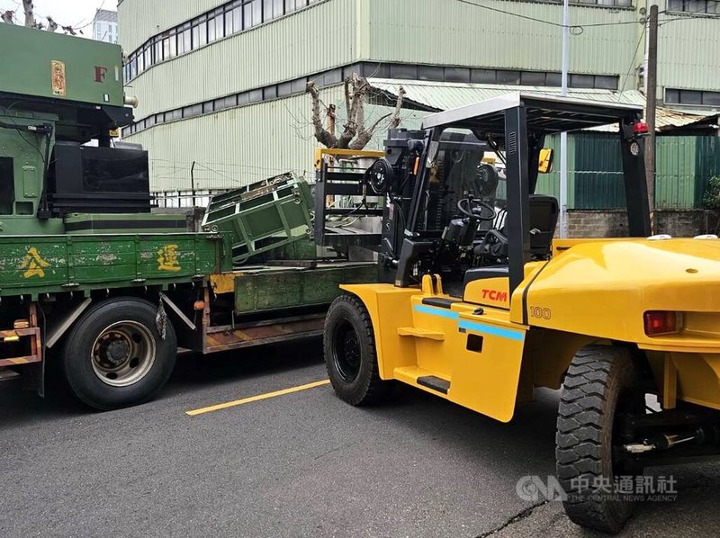 新北市土城區中山路與大同街口25日下午發生工安意外，許姓貨車司機卸貨時，被堆高機高處掉落機器砸中，造成頭部重創、左眼球噴出，送醫不治。（翻攝畫面）中央社記者黃旭昇新北市傳真  114年2月25日