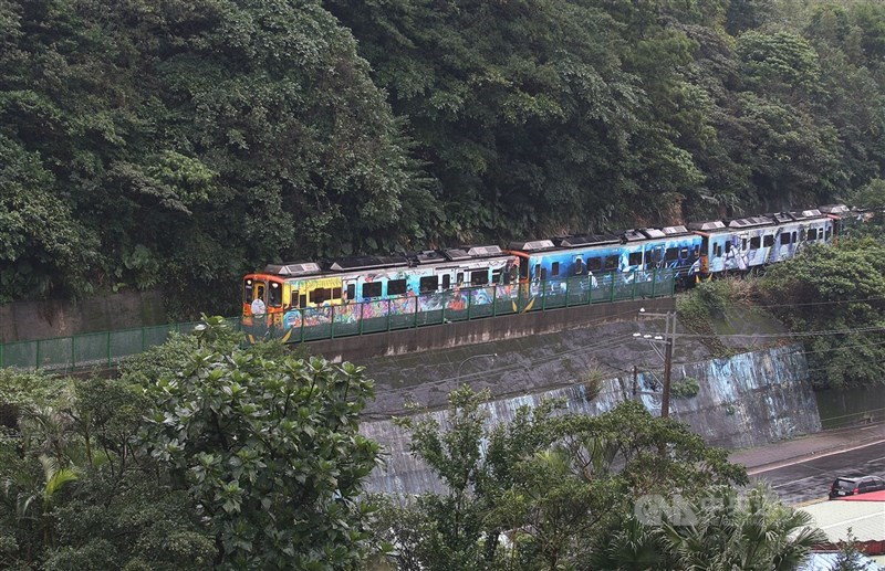 國營台灣鐵路股份有限公司今天說，深澳線海科館至八斗子邊坡改善工程已完工，26日上午起全線恢復行駛。（中央社檔案照片）