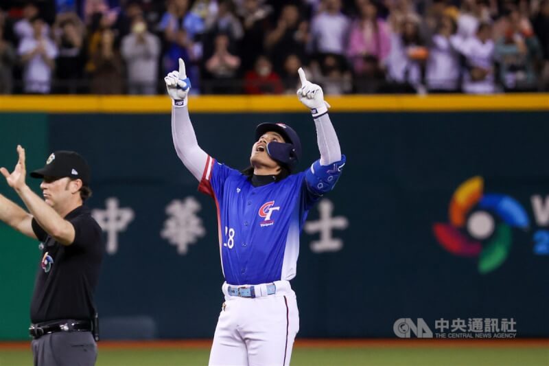 1局上,「國防部長」張育成(中)敲出二壘安打,助台灣隊先馳得點。中央社記者鄭清元攝 114年2月25日