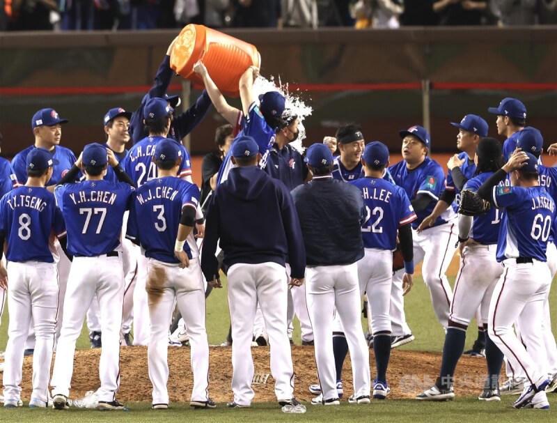 台灣隊球員獲勝後,朝總教練曾豪駒潑下一大桶水。中央社 114年2月25日