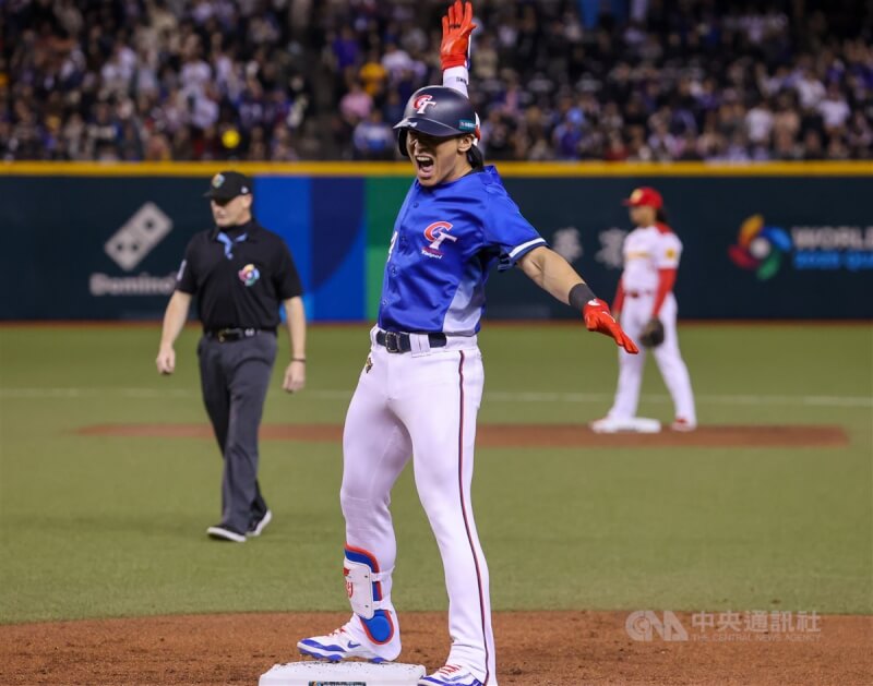1局上,台灣隊長陳傑憲(前)敲出左外野方向安打,上壘後難掩振奮情緒。中央社記者鄭清元攝 114年2月25日