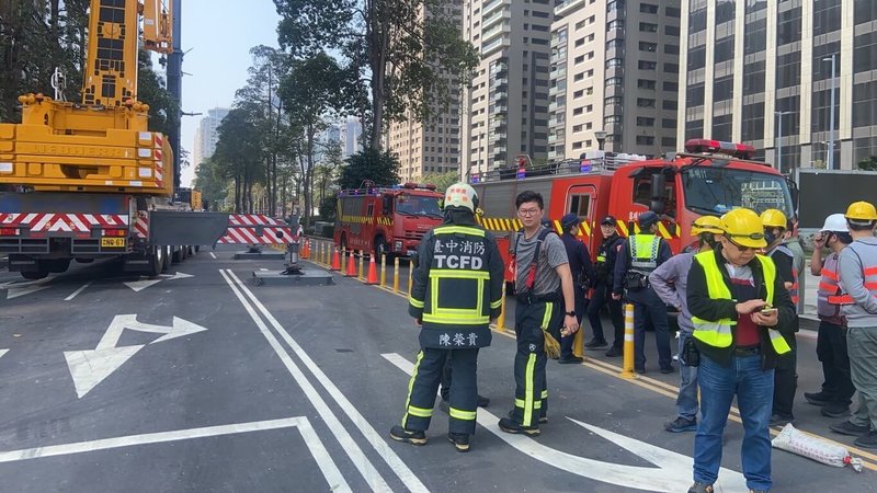 台中新光三越13日氣爆停業中，台中市消防局25日上午獲報，現場疑似飄散瓦斯味，立即派遣消防人車到場警戒，經儀器探測後未發現有瓦斯等異味，台中市警局第6分局也派出警力，在周邊道路進行交管。（讀者提供）中央社記者蘇木春傳真 114年2月25日