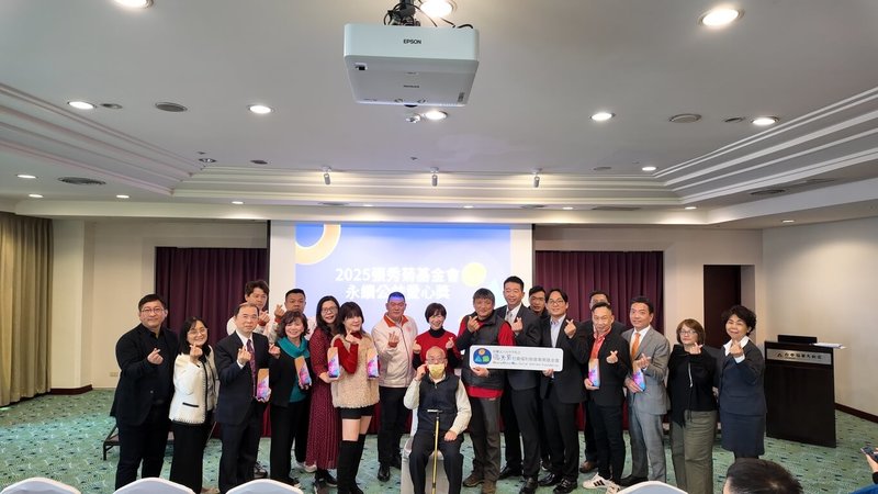 張秀菊社會福利慈善事業基金會25日舉辦永續公益愛心獎頒獎活動，有20個團體與個人獲獎。前右7為基金會董事長張良卿。（張秀菊基金會提供）中央社記者蘇木春傳真  114年2月25日