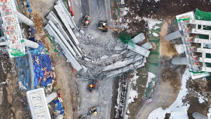 韓國首爾世宗高速公路位於忠清南道天安市的安山至龍仁路段，1座施工中的橋樑25日發生坍塌事故。（韓聯社）