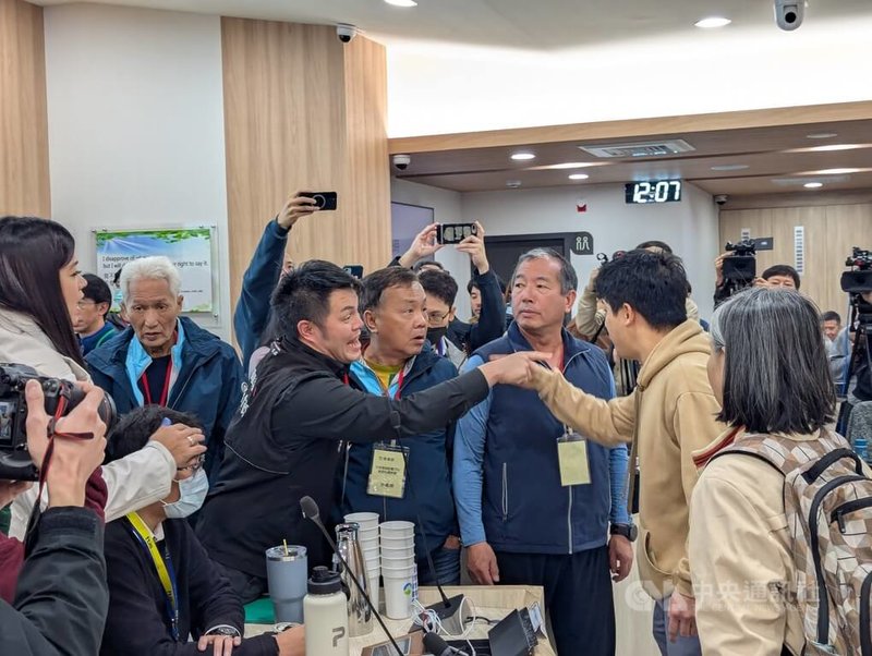 環境部26日召開環境影響評估審查委員會第28次會議(環評大會),審查「協和發電廠更新改建計畫環境影響評估報告書初稿」(四接環評)。雖然會議上午9時30分就已開始,然而支持、反對開發的民眾會場中僵持不下,主席宣布休息至中午12時;在開會時間到後,雙方民眾對是否繼續開會又爆發衝突。中央社記者張雄風攝 114年2月26日