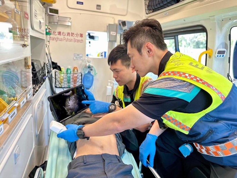 彰化縣2名高級救護技術員日前為1名發生車禍駕駛即時進行腹部超音波並上傳影像，研判腹部內出血，爭取到黃金治療時間，順利挽救傷患生命，成為彰化首例執行院前超音波檢查成功救護傷患案例。（彰化縣消防局提供）中央社記者鄭維真傳真  114年2月26日