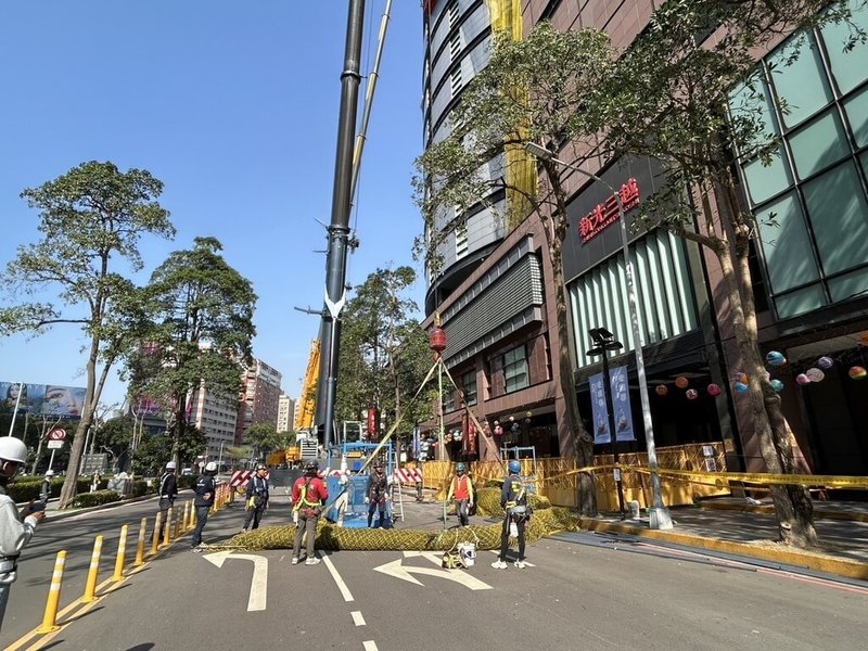 台中新光三越發生氣爆後停業，業者持續進行外牆安全防護緊急搶災作業，由吊車吊掛機具進行雙層安全防墜網架設，周邊部分道路因此管制。（台中市政府提供）中央社記者蘇木春傳真  114年2月26日