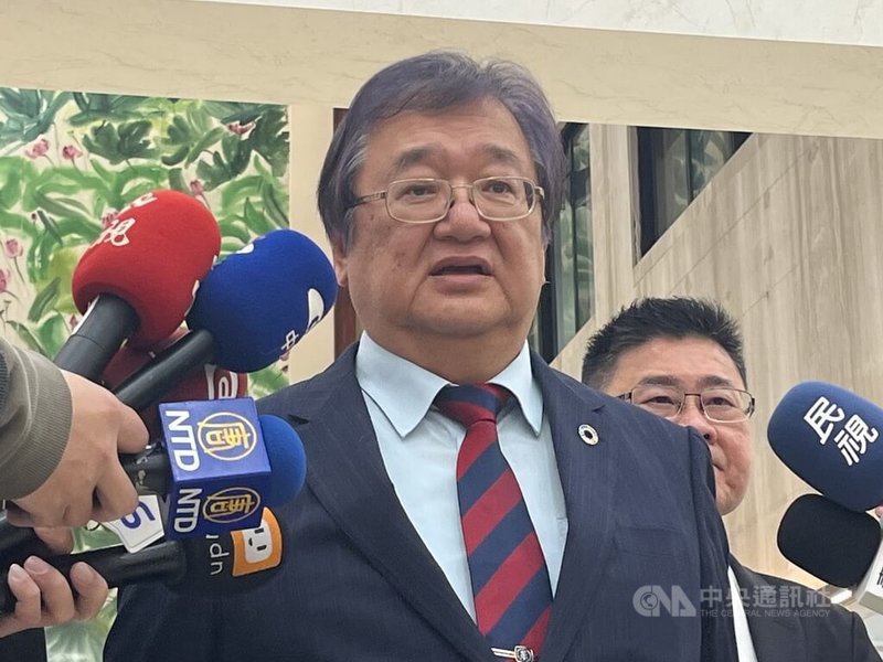 急診壅塞問題延燒,衛福部長邱泰源(前)26日視察衛福部台北醫院時受訪表示,26家部立醫院已啟動綠色通道,無論上轉或下轉,當醫學中心較壅塞時,當地部立醫院就可以馬上承接。中央社記者趙敏雅攝 114年2月26日