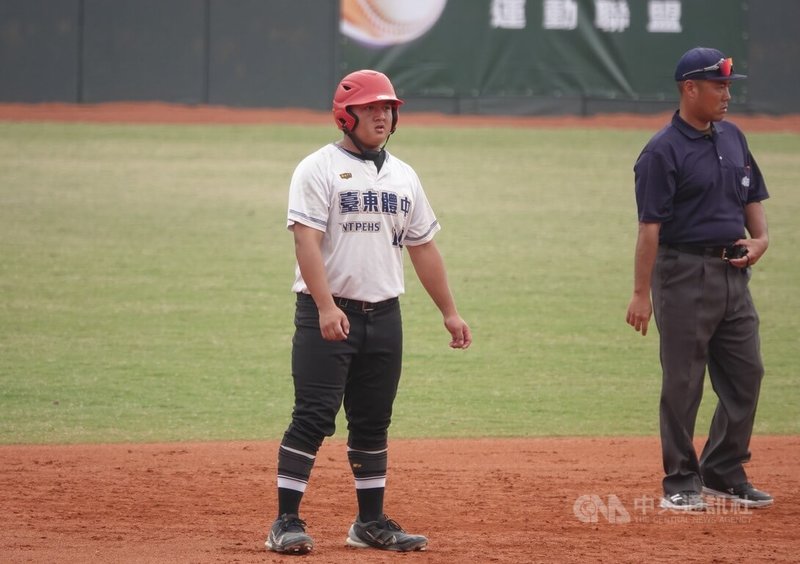 113學年度高中棒球聯賽（木棒組）台東體中26日賽事搶勝，確定晉級4強，陣中捕手余新喆（左）引導有功，他受訪時表示，「先研究好自己的投手再來研究對手」，要先了解自己的投手有哪些優點，壘上有人時會有什麼狀況，再來思考配球。中央社記者謝靜雯攝  114年2月26日