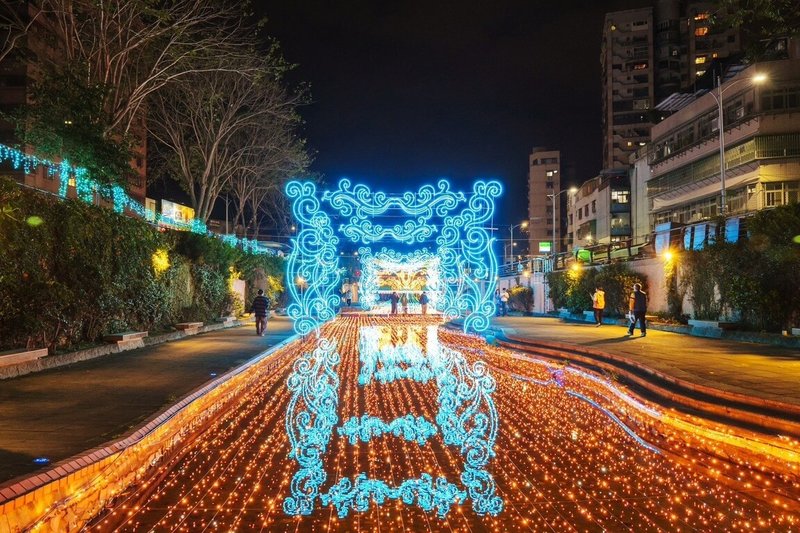 2025新莊中港大排光雕展26日晚間正式點燈,新北市水利局表示,這次共分4大燈區,展出將持續至3月23日,邀請民眾一同體驗夢幻、藝術、希望與幸福的光雕展演。(新北市水利局提供)中央社記者趙敏雅傳真 114年2月26日