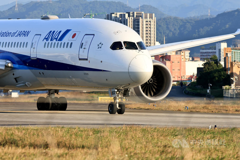 日本全日本空輸控股公司公布新機採購計畫，預計將花約2.1兆日圓採購77架廣體及窄體客機，數量創單次採購新高紀錄。圖為2月在台北松山機場拍攝的全日空波音787型客機。中央社記者黃名璽攝  114年2月26日