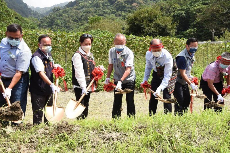 鏡週刊報導，前苗栗縣長徐耀昌（右4）卸任前通過泰安鄉1件新台幣25億元的溫泉飯店開發案，遭當地圓墩部落質疑包括地目變更、環境影響評估，未通過部落會議討論，涉嫌圖利財團、程序違法等。圖為開發案111年10月動土儀式。（苗栗縣政府提供）中央社記者管瑞平傳真  114年2月26日