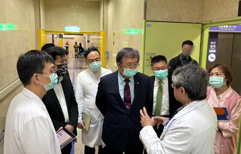 衛福部長邱泰源(中著西裝者)26日訪視衛福部雙和醫院,聽取院方說明醫院因應急診量能問題的應對策略。(民眾提供)中央社記者黃旭昇新北市傳真 114年2月26日