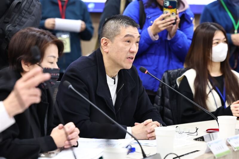 環境部26日召開環評大會,審查四接案,基隆市長謝國樑(中)表示,應待基隆市環保局釐清後才舉行會議。中央社記者翁睿坤攝 114年2月26日