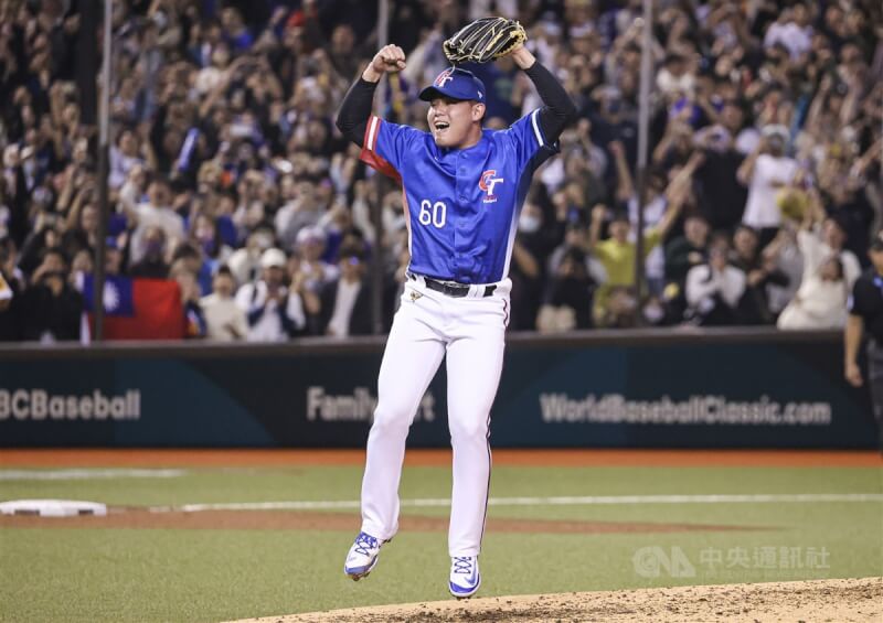 世界棒球經典賽資格賽（WBCQ）台灣隊25日在台北大巨蛋以6比3戰勝對手西班牙隊，台灣投手曾峻岳（圖）成功關門，在獲勝時躍起歡呼。中央社記者鄭清元攝 114年2月25日