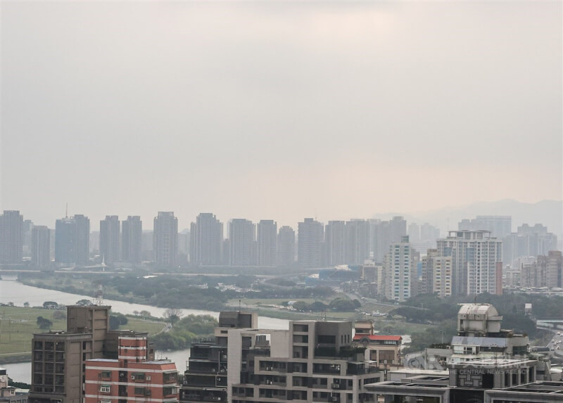 圖為大台北地區上空一片霧濛。（中央社檔案照片）