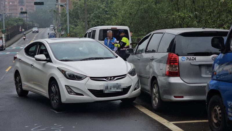 基隆市楊姓男子26日上午開車行經東碇路時，疑身體不適車輛駛向對向車道，撞上到騎乘機車的洪姓男子，楊男送醫急救仍宣告不治。（讀者提供）中央社記者王朝鈺傳真  114年2月26日