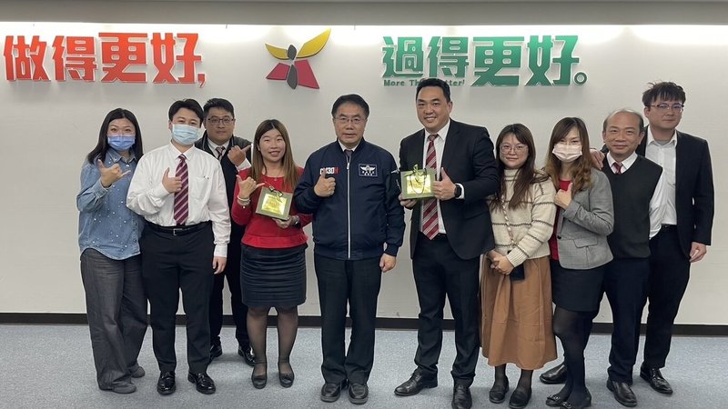 台南市長黃偉哲（右6）25日表揚114年1月金融及超商成功阻詐137件及220名有功人員，攔阻詐騙款項逾新台幣1億483萬餘元。（台南市政府提供）中央社記者張榮祥台南傳真  114年2月26日