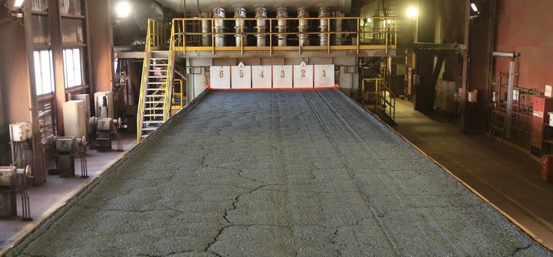 中鋼近日運用AI開發出「燒結機智慧機速控制系統」,技術先導入燒結工場二號燒結機,大幅提升燒結礦生產良率約4%,也減少製程能源損耗,一年估算可減碳2.2萬噸。(中鋼提供)中央社記者林巧璉傳真 114年2月26日