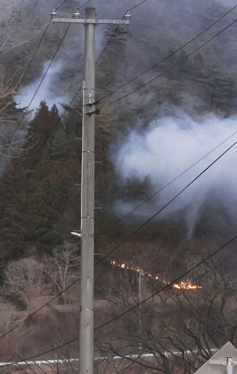 日本岩手縣大船渡市26日山區起火燃燒。（共同社）