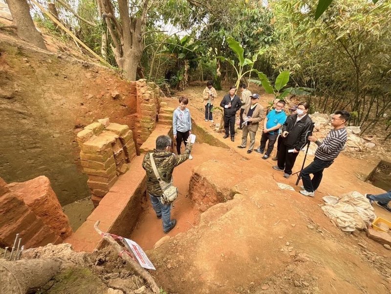 台南關廟區埤子頭2021年發現清領窯業遺址，初判是「糖漏窯舊址」，文資身分尚未確認，民進黨立委陳亭妃（前左2）27日進行實勘。（陳亭妃服務處提供）中央社記者張榮祥台南傳真  114年2月27日