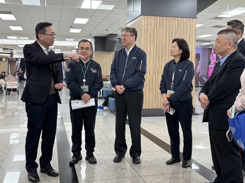 交通部次長林國顯（左）27日228連假前夕視察松山機場，了解、關心疏運狀況，也提醒民眾留意氣象資訊變化，妥善規畫行程。（交通部民用航空局提供）中央社記者余曉涵傳真  114年2月27日