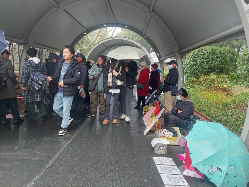 上海人民公園的相親角從2005年就出現，是許多父母為子女尋找另一半的地方。圖為2月15日的相親角，一些家長或仲介在廊道兩旁擺上兒女的基本資料卡，內容包含薪資、工作、年紀以及對另一半的條件。中央社記者張淑伶上海攝 114年2月27日