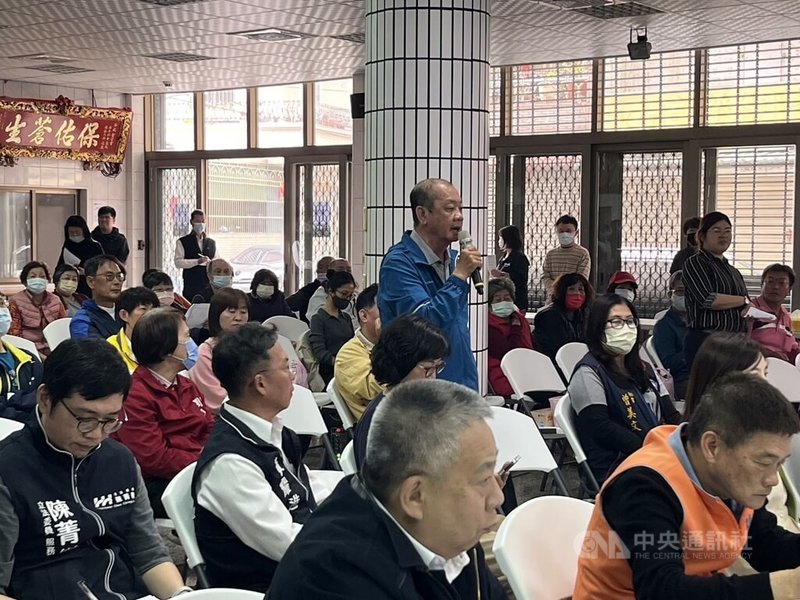 高雄市經發局27日舉辦「高雄煉油廠楠梓水資源中心設置計畫環境影響說明書」施工前公開說明會,湧入大批民眾到場關切,不少在地里長出席表達疑慮。中央社記者林巧璉攝 114年2月27日