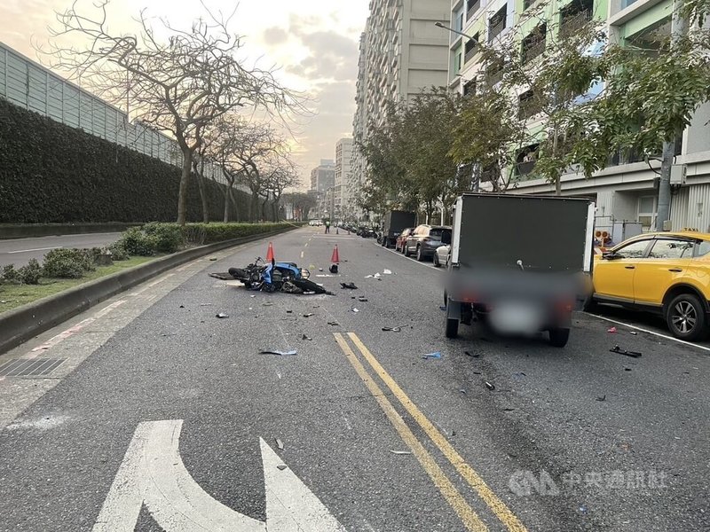 台北市萬華區27日發生一起死亡車禍，黃姓小貨車駕駛切換車道時不慎碰撞對向車道的羅姓男騎士，警消獲報到場，緊急協助羅男送醫搶救，但仍宣告不治。（翻攝照片）中央社記者黃麗芸傳真  114年2月27日