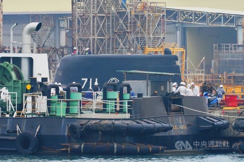 外傳國造潛艦原型艦海鯤號（圖）4月海測恐跳票，台船強調，會依計畫如期如質於4月起海試，並依約於11月交艦。圖為海鯤號27日現身台船大塢，上浮後帆罩再度現身，編號711清楚可見。中央社記者董俊志攝 114年2月27日