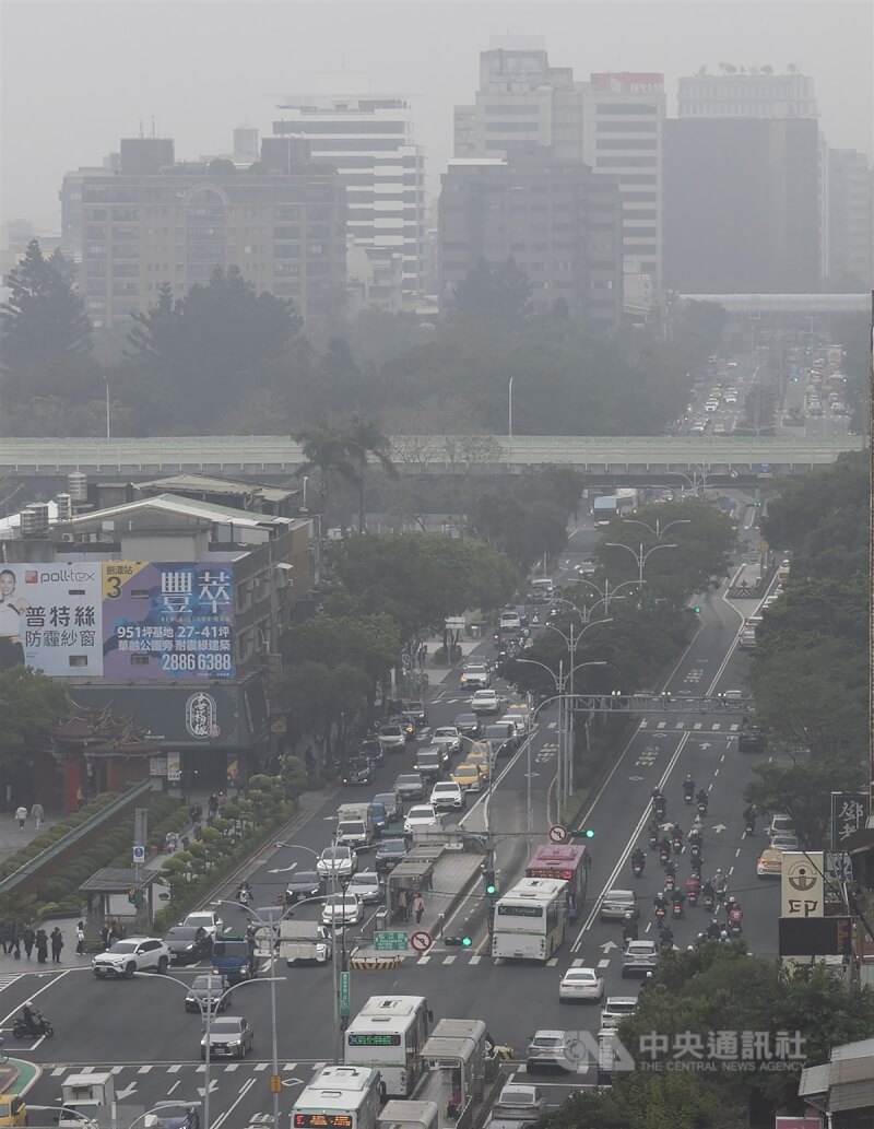 氣象專家吳德榮表示，27日中層水氣逐漸東移，雲量將逐漸減少，各地轉為多雲時晴，西半部易起霧的天氣，並提醒中南部空氣品質不佳，戶外活動應注意。圖為台北市區天空一片霧濛。中央社記者趙世勳攝　114年2月27日