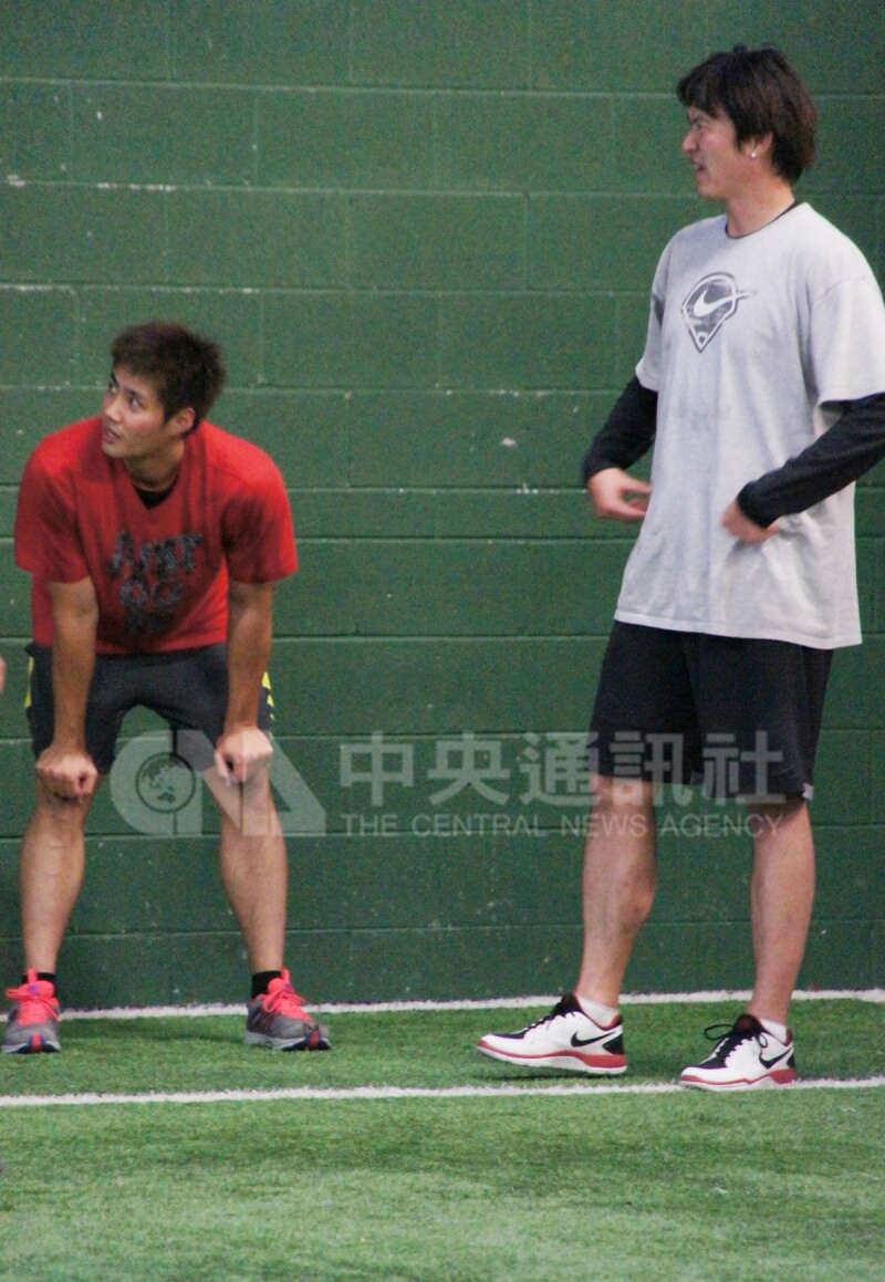大聯盟2012年球季前,效力於華盛頓國民隊的王建民(右起)與巴爾的摩金鶯隊的陳偉殷自主訓練積極備戰。(中央社檔案照片)