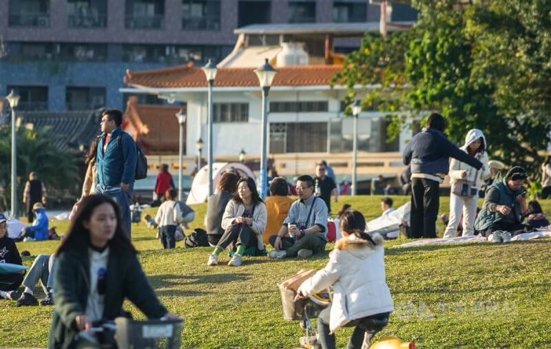 圖為台北花博公園午後遊憩民眾。（中央社檔案照片）