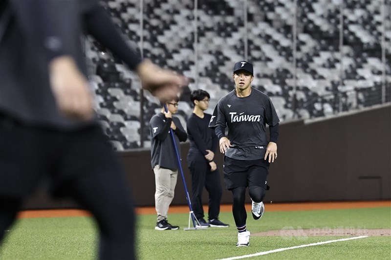 WBCQ因傷沒出賽的台鋼雄鷹隊野手曾子祐27日還原傷勢狀況，21日賽前守備練習突然覺得無法彎腰，前3天都不太能動。圖為4日台灣隊集訓階段畫面，曾子祐（右）進行跑壘訓練。（中央社檔案照片）