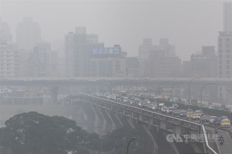 台北市忠孝橋遠眺新北市三重區，能見度不佳。中央社記者趙世勳攝 114年2月27日